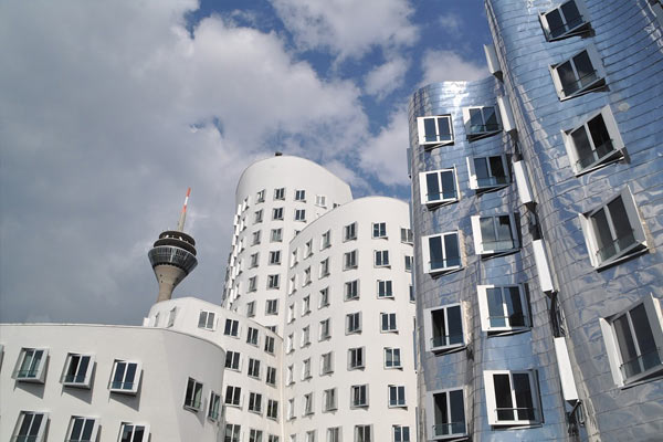 Gehry Bauten und Rheinturm
